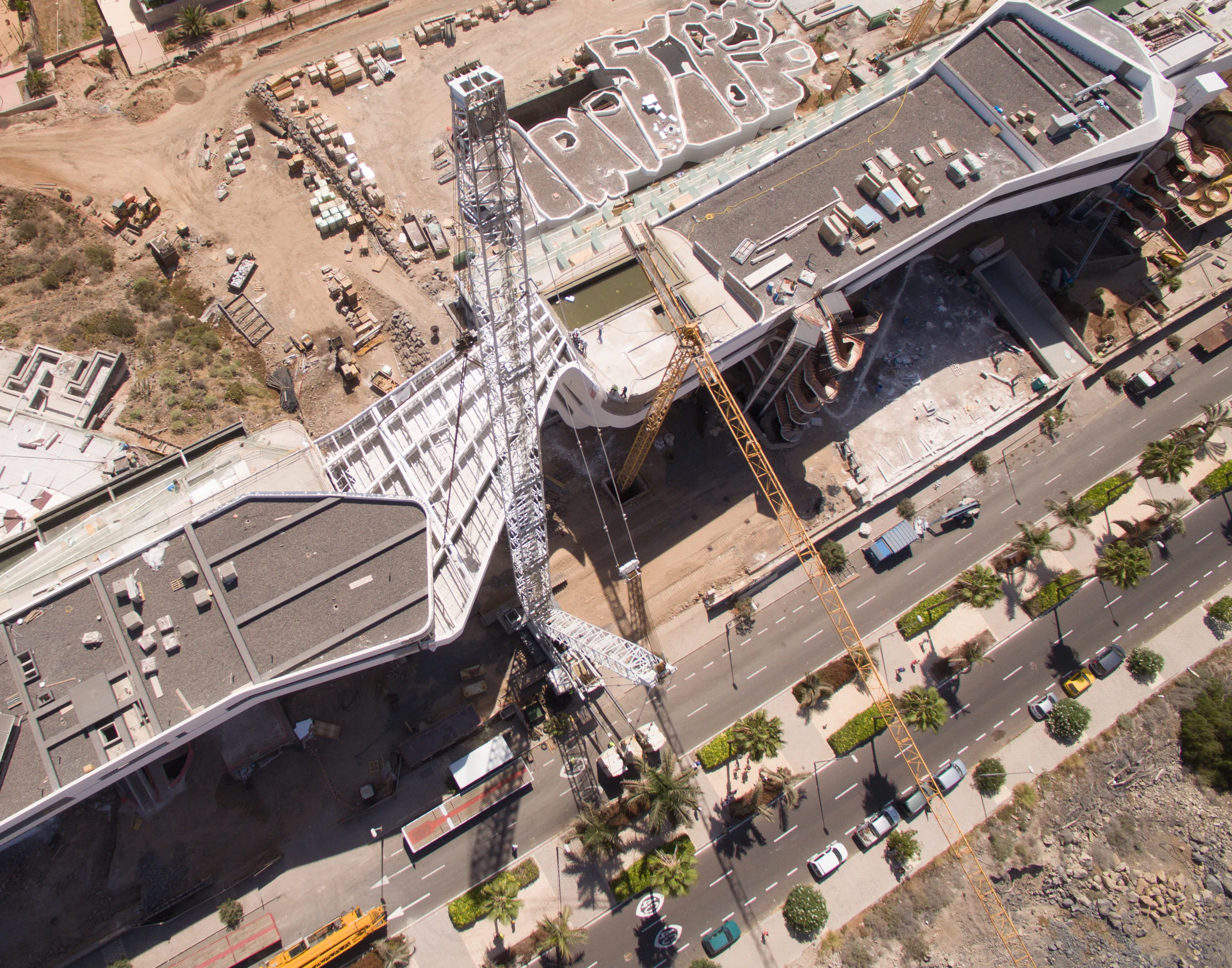 Vista aérea del complejo en construcción con la grúa torre