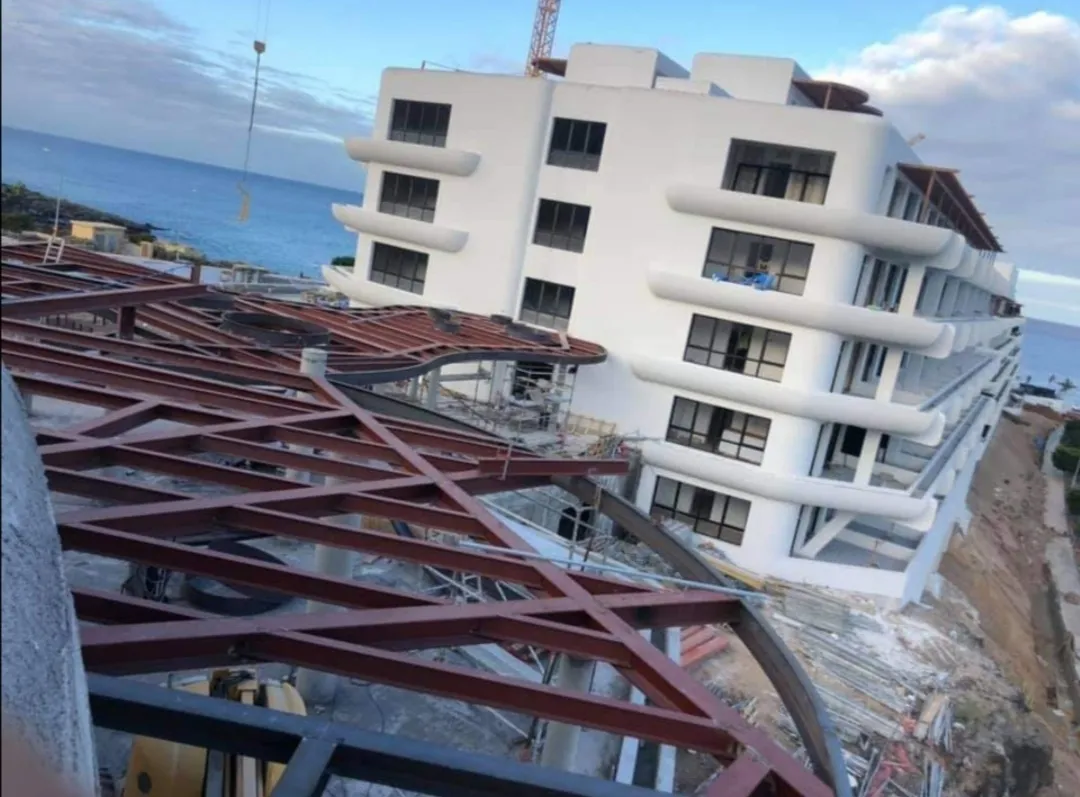 Estructura de la marquesina montada en imprimación frente al hotel