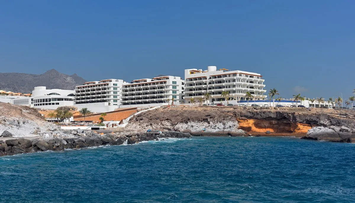 El Hotel H10 Atlantic Sunset terminado, visto desde el mar sobre la costa rocosa