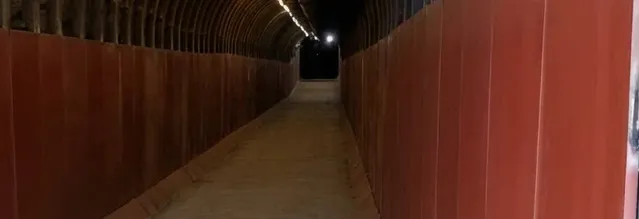Interior del túnel del barranco de Los Realejos con el revestimiento metálico