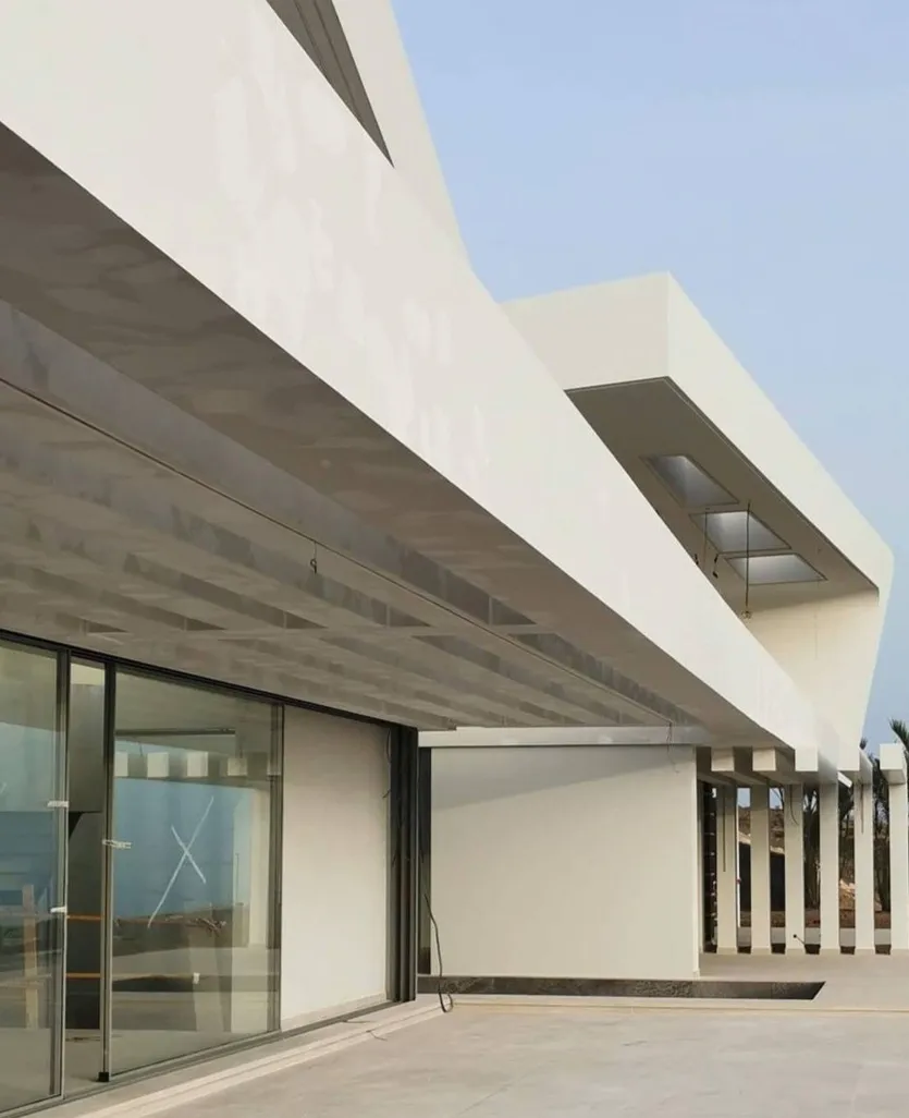 Exterior de Villa Abama con el voladizo metálico sobre el porche