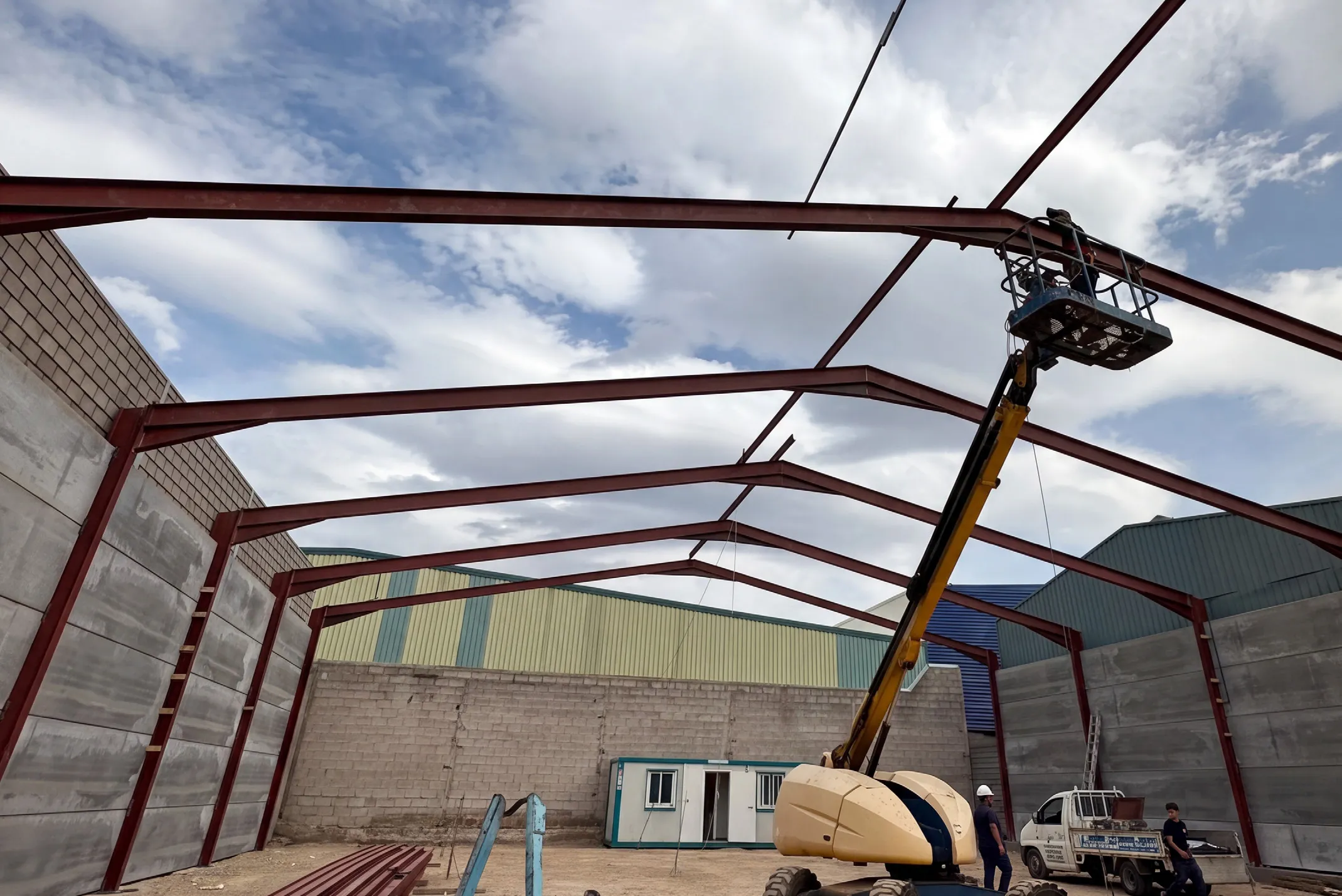 Montaje del pórtico metálico de la nave Noodle Box contra el cielo
