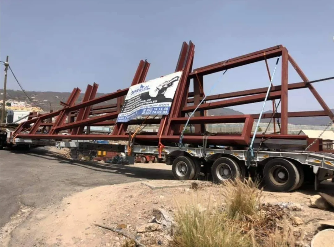 La estructura cargada en camión a su llegada a la parcela