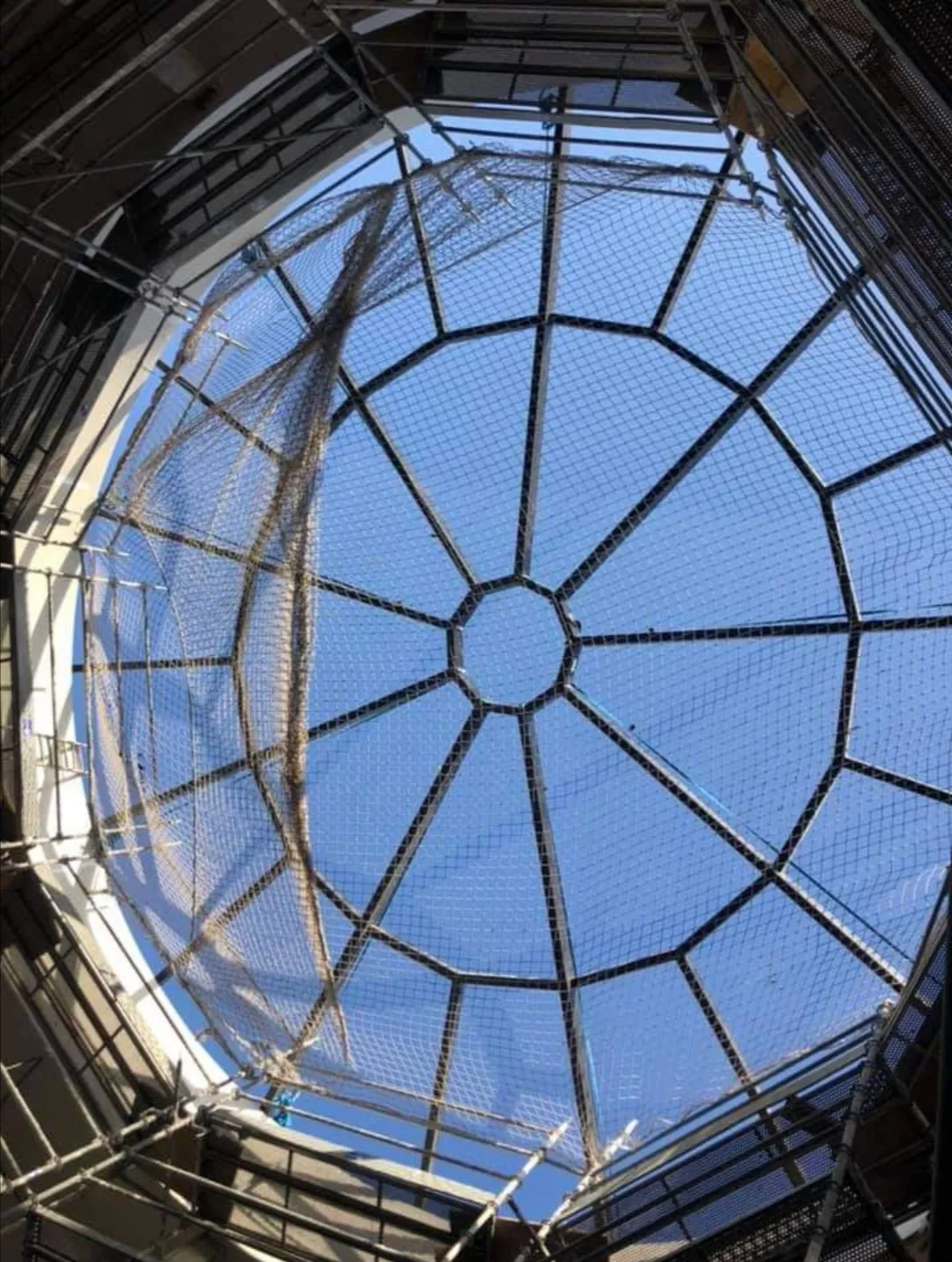 Cúpula metálica acristalada del hall vista desde el interior a contraluz