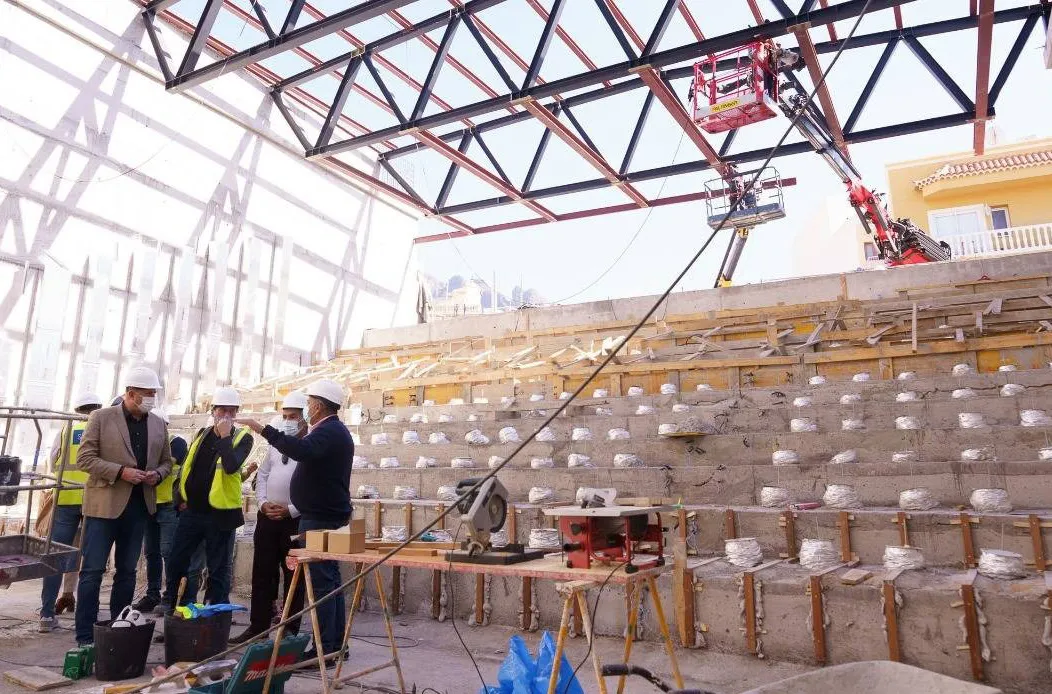 Interior del auditorio de Adeje durante la obra, con el graderío en ejecución
