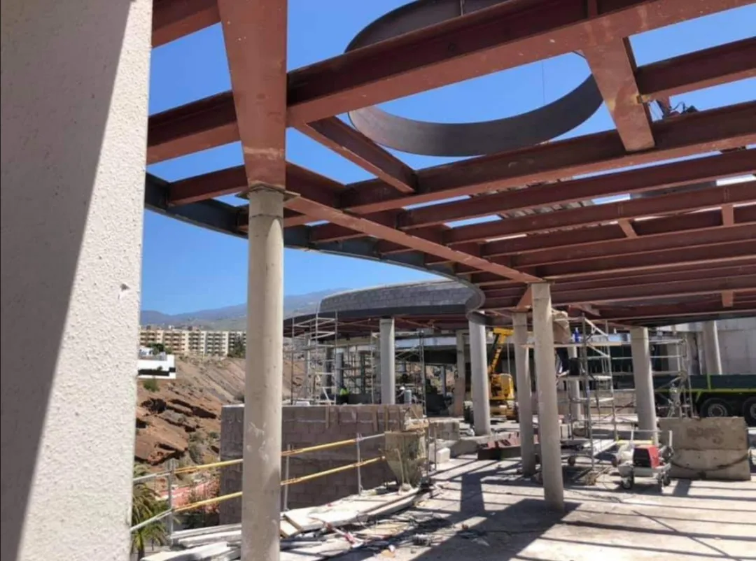 Marquesina de vigas curvas sobre la terraza del restaurante, vista desde abajo