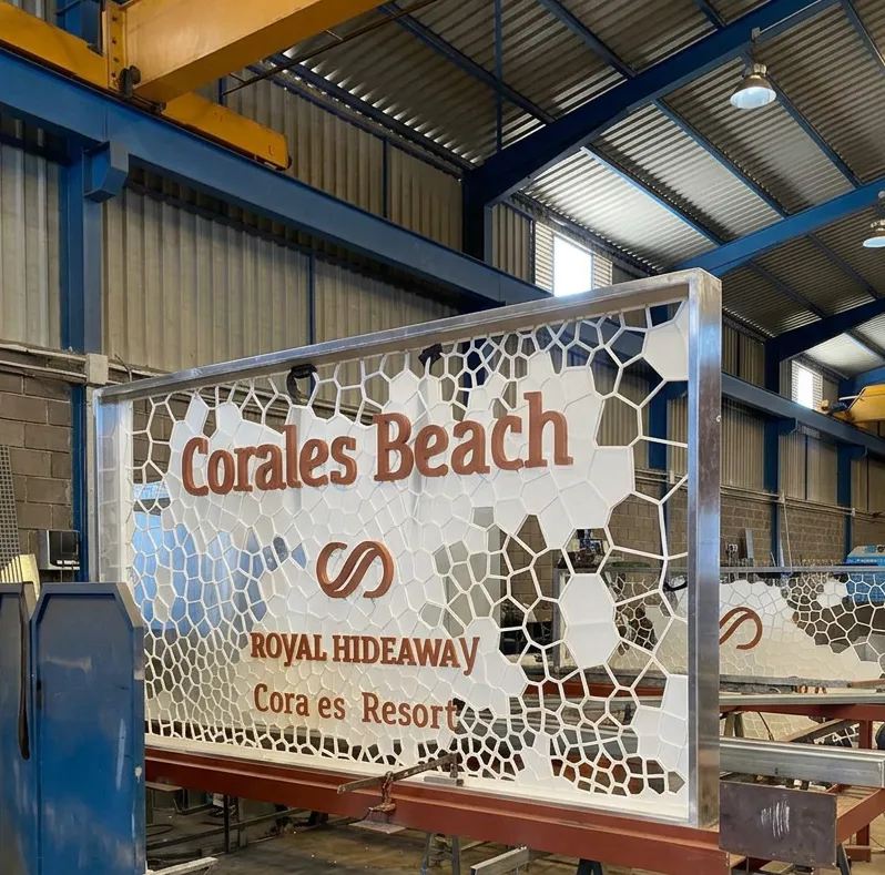 Rótulo Corales Beach cortado a láser apoyado en el taller