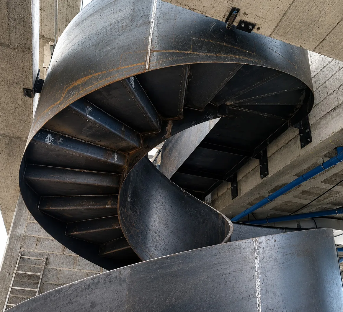 Escalera helicoidal metálica vista desde abajo