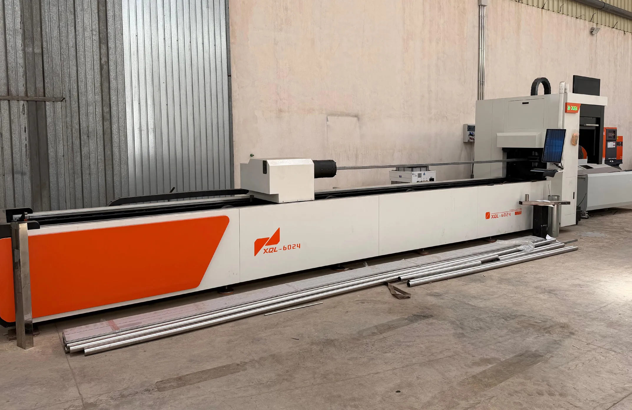 Máquina de corte láser de fibra XQL 6024 cargada con tubos de acero