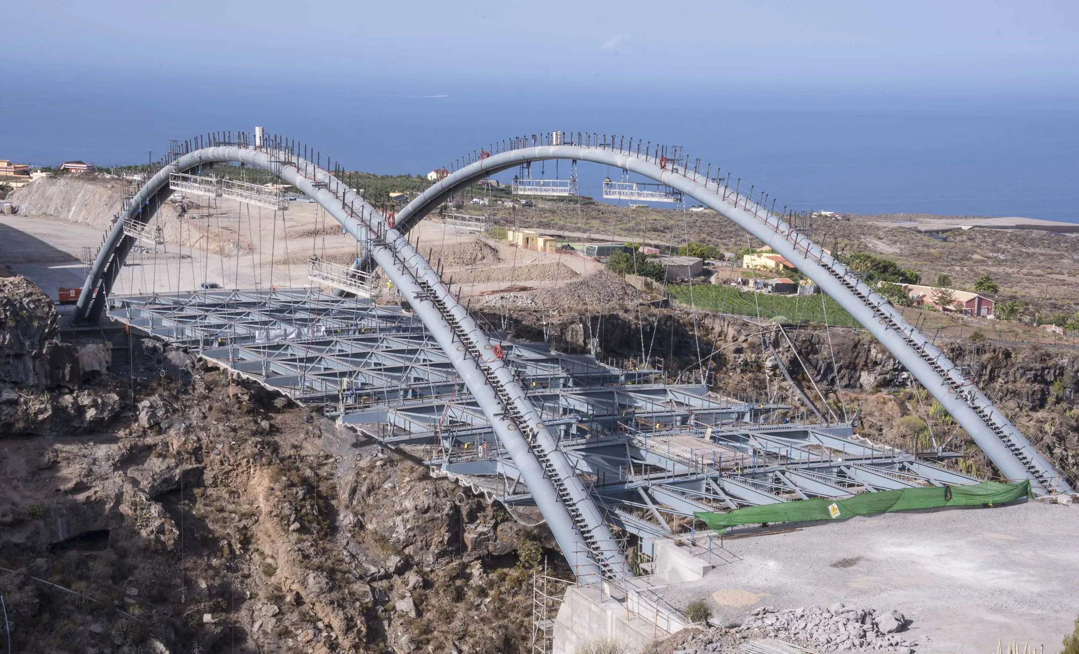 Montaje de los arcos metálicos del Puente de Erques sobre el barranco