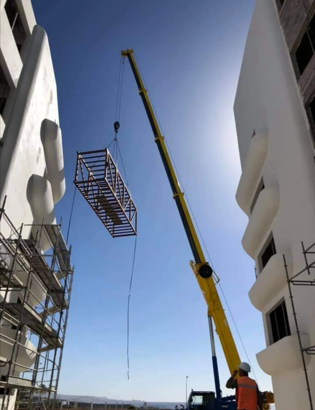 Izado con grúa de la pasarela transitable entre dos módulos del hotel